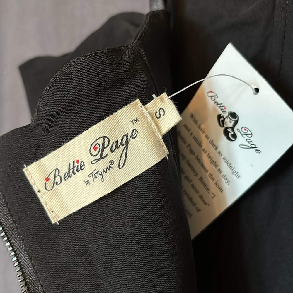 Bettie Page classic black form fitting dress - Picture 5 of 6